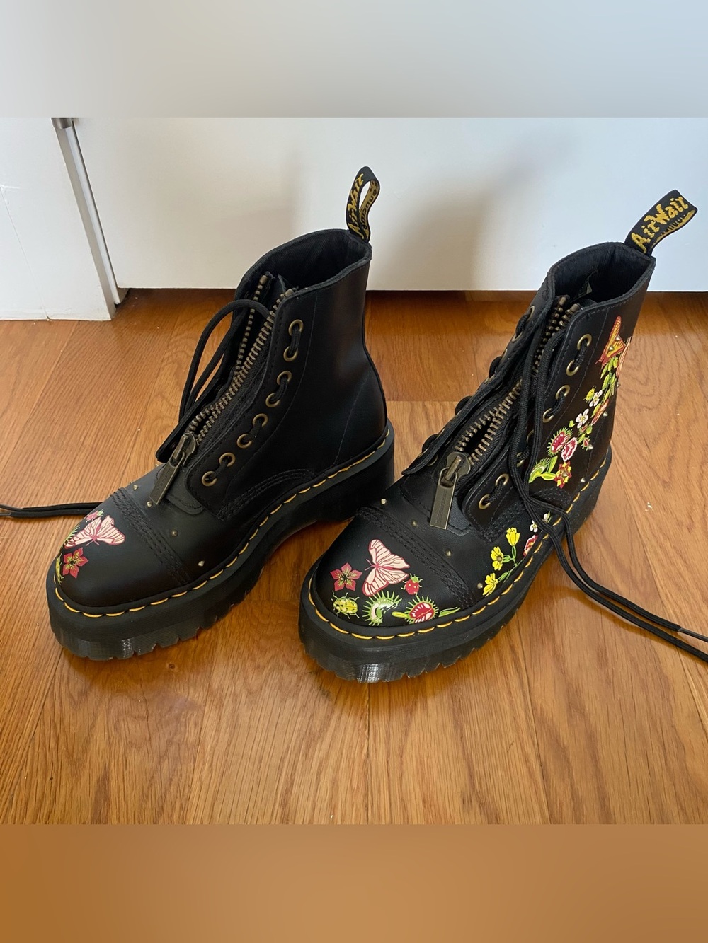 Limited Edition Dr. Martens Venus Fly Trap Boots, EU 38 / US 7, NWOT - Picture 3 of 9